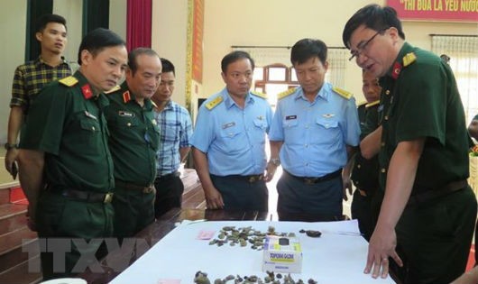 Lực lượng chức năng tìm hiểu các mẫu vật cất bốc được tại Bộ Chỉ huy Quân sự tỉnh Thái Nguyên