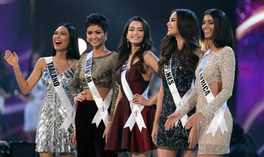 H’Hen Niê (đứng thứ 2 từ trái sang) trong top 5 Hoa hậu Hoàn vũ thế giới.