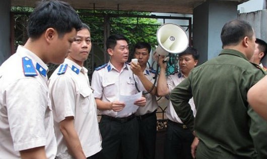 Chi cục THADS huyện Phú Xuyên (TP Hà Nội) tổ chức cưỡng chế thi hành án.