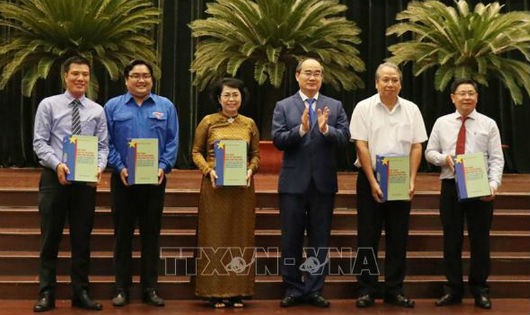 Bí thư Thành ủy Thành phố Hồ Chí Minh Nguyễn Thiện Nhân trao tặng Bộ sách cho đại diện các ban ngành Trung ương, địa phương và trường đại học 