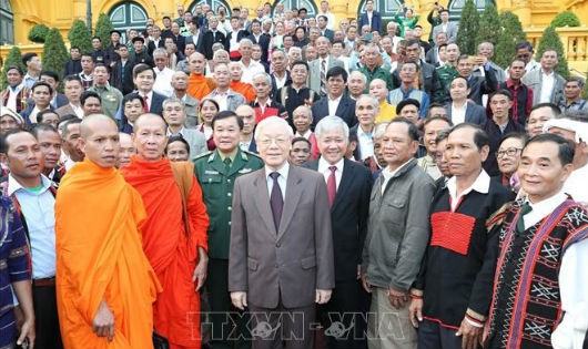 Tổng Bí thư, Chủ tịch nước Nguyễn Phú Trọng và các già làng, trưởng bản tiêu biểu tại cuộc gặp mặt. Ảnh TTXVN