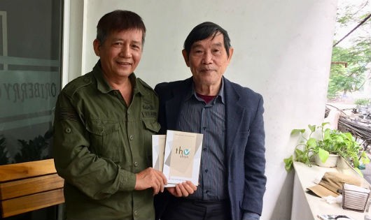 Nhà thơ Vương Cường (phải) tặng tác giả “Thơ chọn”.