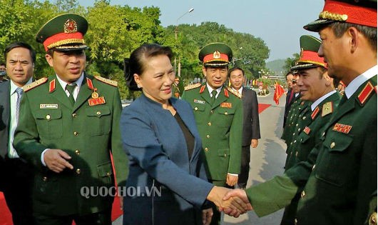 Chủ tịch Quốc hội Nguyễn Thị Kim Ngân và cán bộ, sỹ quan Quân khu 1