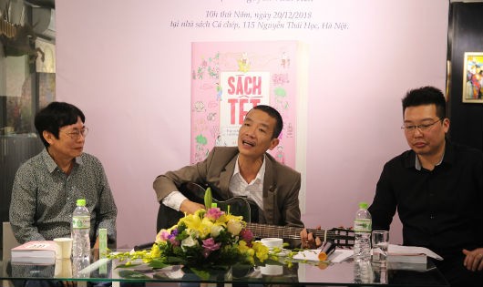 Nhà nghiên cứu Trịnh Bách, Tiến sĩ Nguyễn Anh Vũ - Giám đốc Nhà xuất bản Văn học và Nhạc sĩ Nguyễn Vĩnh Tiến trao đổi về cuốn sách