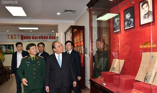 Thủ tướng thăm Phòng truyền thống của Báo Quân đội nhân dân