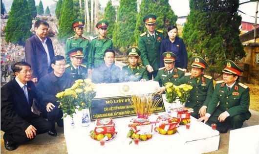 Các đại biểu gắn biển mộ liệt sĩ tập thể tại Nghĩa trang Liệt sĩ Vị Xuyên.