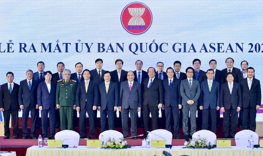 Thủ tướng chụp ảnh cùng các thành viên Ủy ban Quốc gia ASEAN 2020