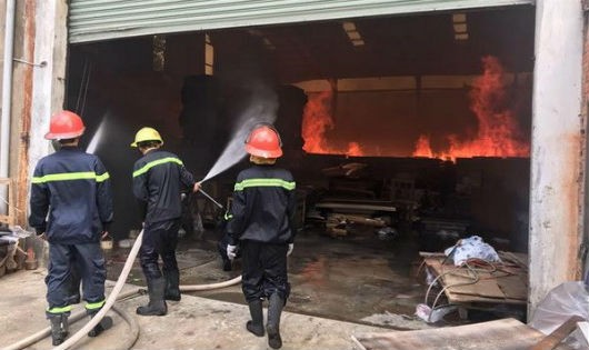 Lực lượng Cảnh sát phòng cháy chữa cháy tỉnh Bình Dương nỗ lực phun nước dập tắt đám cháy. Ảnh TTXVN