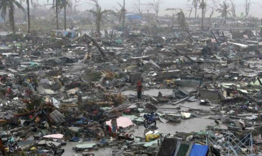 Thành phố Tacoblan, của Philippines, như sau một trận bom rải thảm, sau trận cuồng phong Haiyan, 10/11/2013