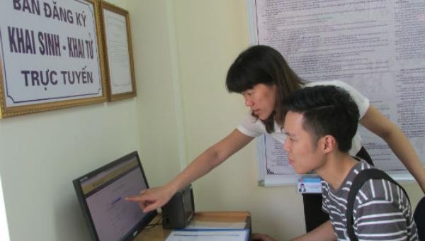 Cán bộ tư pháp - hộ tịch một phường tại Hà Nội hướng dẫn người dân nộp hồ sơ trực tuyến
