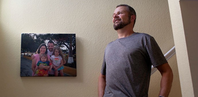 Carl Jensen, 44 tuổi, nghỉ hưu từ năm 2017, chụp cùng bức ảnh gia đình trong căn nhà ở ngoại ô Denver, bang Colorado, Mỹ