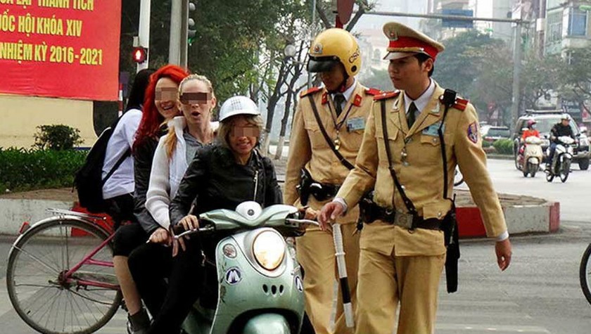 Cảnh sát giao thông xử lý người nước ngoài vi phạm giao thông