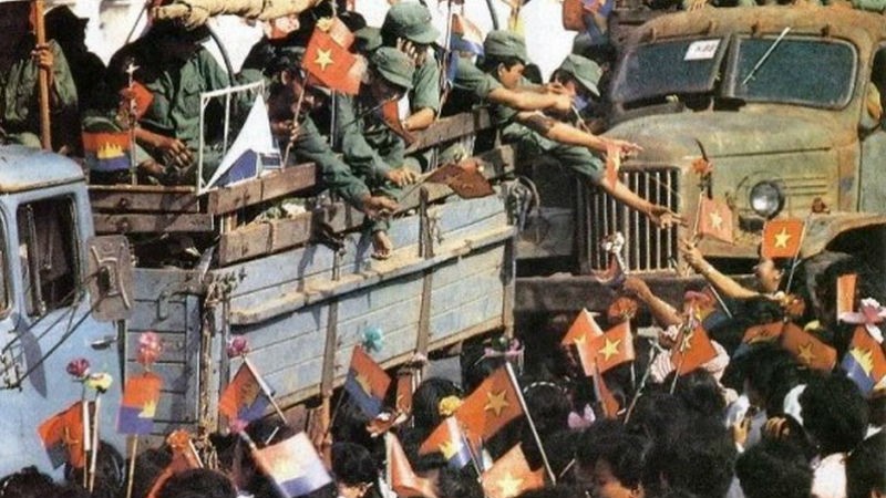 Người dân Campuchia bịn rịn chia tay Quân tình nguyện Việt Nam