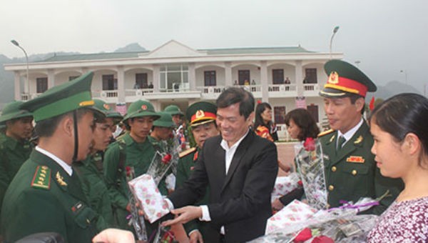 Tặng quà thanh niên thành phố Lai Châu lên đường nhập ngũ. Ảnh: Thế Thành