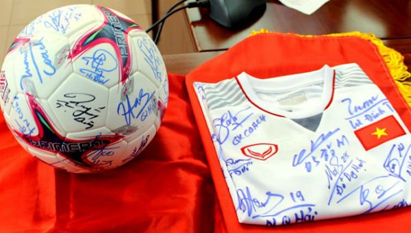 Trái bóng và chiếc áo có chữ ký của các cầu thủ đội tuyển bóng đá nam Quốc gia khi đoạt ngôi vô địch AFF Cup 2018. 