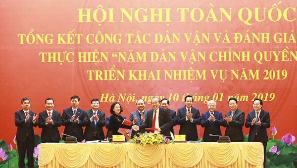 Phó Thủ tướng Thường trực Trương Hòa Bình và Trưởng ban Dân vận T.Ư Trương Thị Mai đã ký kết kế hoạch phối hợp thực hiện Năm dân vận chính quyền 2019 giữa Ban Cán sự Đảng Chính phủ và Ban Dân vận T.Ư