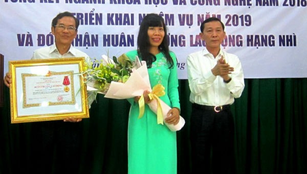 Ông Võ Thành Thống, Chủ tịch UBND TP Cần Thơ (bìa phải), thừa ủy nhiệm Chủ tịch nước trao tặng Huân chương Lao động hạng Nhì cho Sở KH&CN TP Cần Thơ