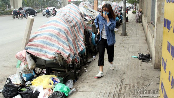 Xe gom rác trước cổng trường ĐH Khoa học xã hội & nhân văn, quận Thanh Xuân (ảnh Vietnamnet)