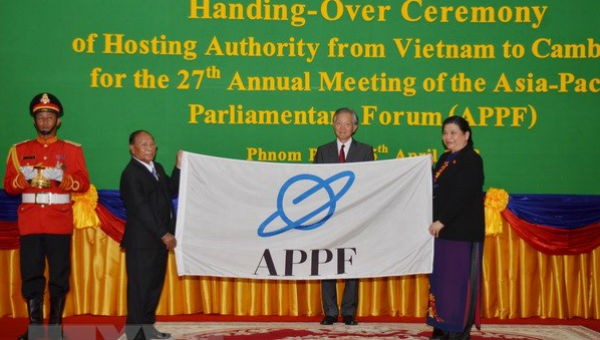 Phó Chủ tịch Thường trực Quốc hội Tòng Thị Phóng chuyển giao chức Chủ tịch APPF cho Quốc hội Campuchia (Ảnh: TTXVN)