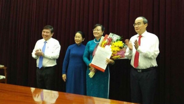 Bí thư Thành ủy TPHCM Nguyễn Thiện Nhân trao quyết định nghỉ hưu cho bà Nguyễn Thị Quyết Tâm
