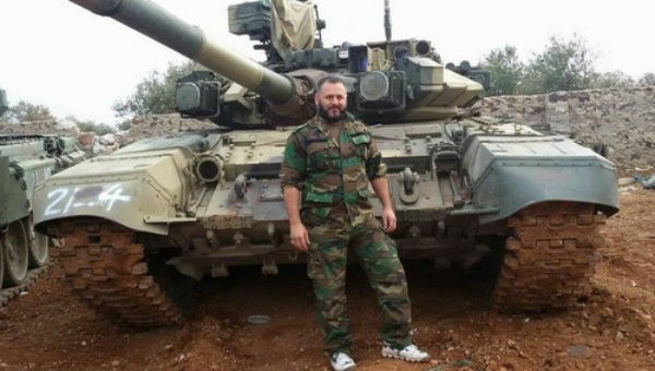 Lính chính phủ Syria đứng trước một chiếc T-90A