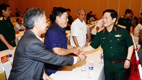 Đại tướng Ngô Xuân Lịch thăm hỏi, trò chuyện thân mật cùng các đại biểu