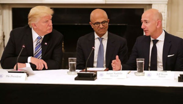 Tổng thống Mỹ Trump (ngoài cùng bên trái) và ông chủ Amazon (ngoài cùng bên phải) tại Nhà Trắng tháng 6/2017