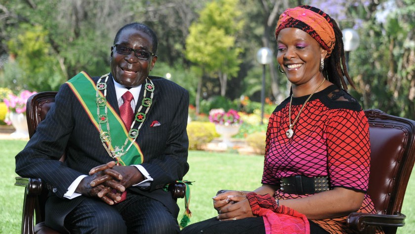 Ông Robert Mugabe và vợ là bà Grace