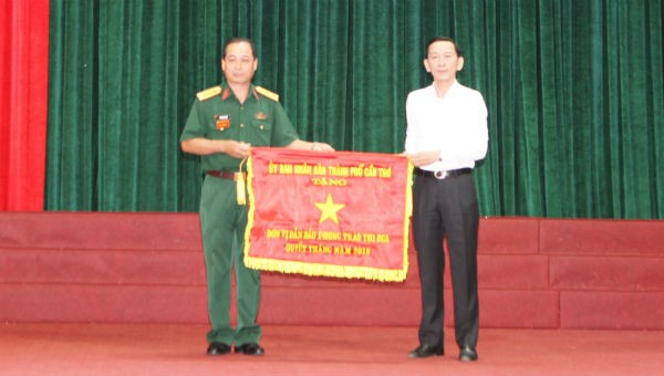 Ông Võ Thành Thống, Chủ tịch UBND TP Cần Thơ tặng cờ dẫn đầu phong trào thi đua quyết thắng cho Phòng Chính trị, Bộ CHQS TP.