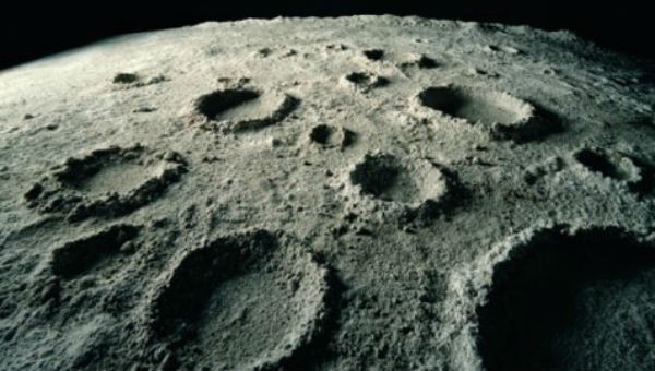 Nửa tối mặt trăng với địa hình là các miệng núi lửa Ảnh Getty