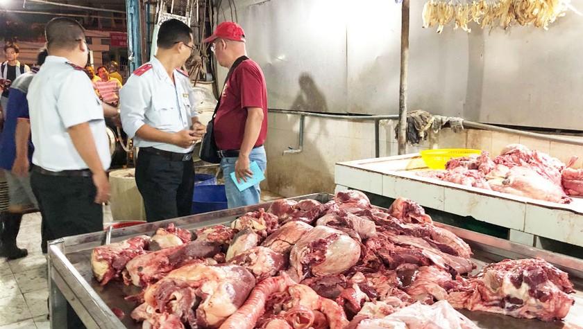 Đoàn kiểm tra quy trình nhập và pha lóc thịt heo tại chợ đầu mối Hóc Môn