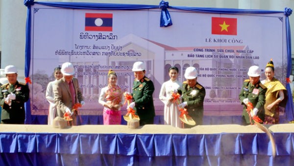 Đại tướng Chansamone Chanyalath và Đại tướng Ngô Xuân Lịch dự lễ khởi công công trình