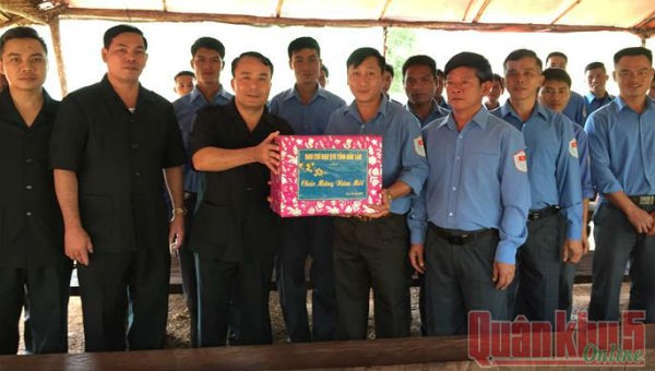 Lãnh đạo Bộ CHQS tỉnh Đắk Lắk tặng quà và động viên tinh thần cán bộ, chiến sĩ Đội K51