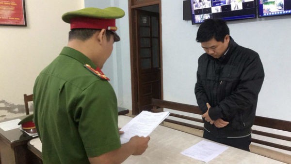 Cơ quan cảnh sát điều tra Công an Đà Nẵng tống đạt quyết định khởi tố bị can với Nguyễn Xuân Phú 