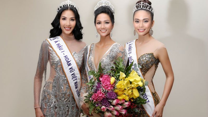 Người đẹp H'Hen Niê đoạt vương miện Hoa hậu Hoàn vũ Việt Nam 2017 bên Á hậu 1 và Á hậu 2