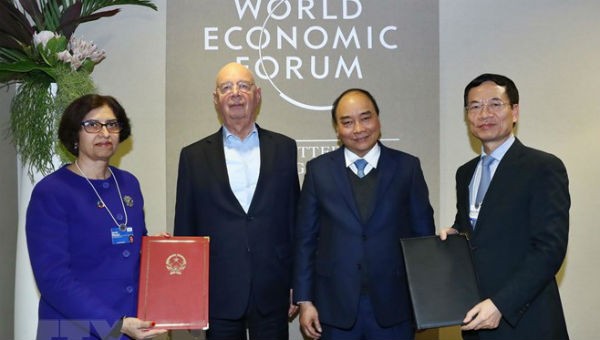 Thủ tướng Nguyễn Xuân Phúc và Chủ tịch điều hành WEF Klaus Schwab chứng kiến Lễ ký thỏa thuận hợp tác về xây dựng Trung tâm CMCN 4.0. Ảnh: TTXVN