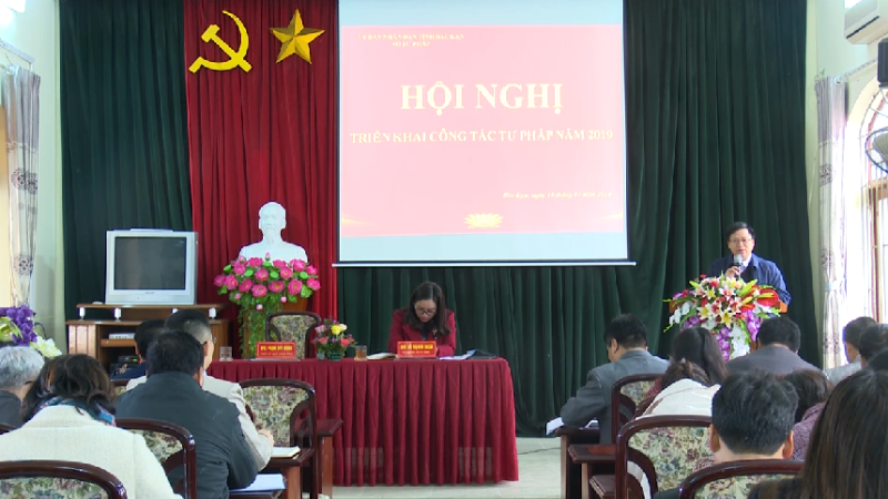 Đồng chí Phó Chủ tịch UBND tỉnh Phạm Duy Hưng phát biểu tại hội nghị