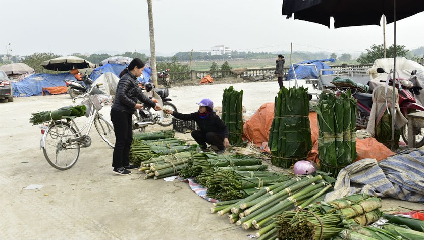 Chợ Tam Cờ (TP Tuyên Quang) đã bày bán khá nhiều lá dong