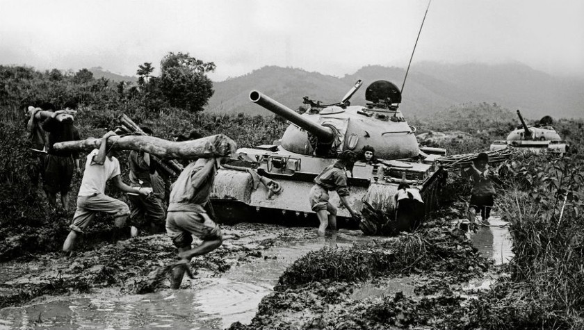 Bộ đội đưa xe tăng T54 vượt qua vũng lầy trên một nhánh đường mòn
