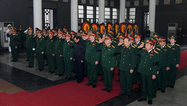Đoàn đại biểu Tổng cục Chính trị do Thượng tướng Lương Cường làm Trưởng đoàn tới viếng. Ảnh Báo Quân đội nhân dân