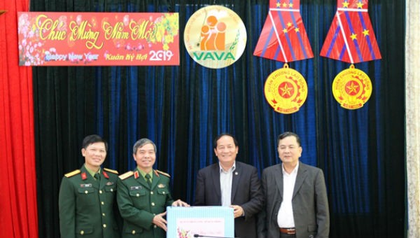 Trung tướng Đỗ Căn trao quà của Quân ủy Trung ương-Bộ Quốc phòng tặng Hội Nạn nhân chất độc da cam/dioxin Việt Nam nhân dịp Tết Nguyên đán Kỷ Hợi 2019.