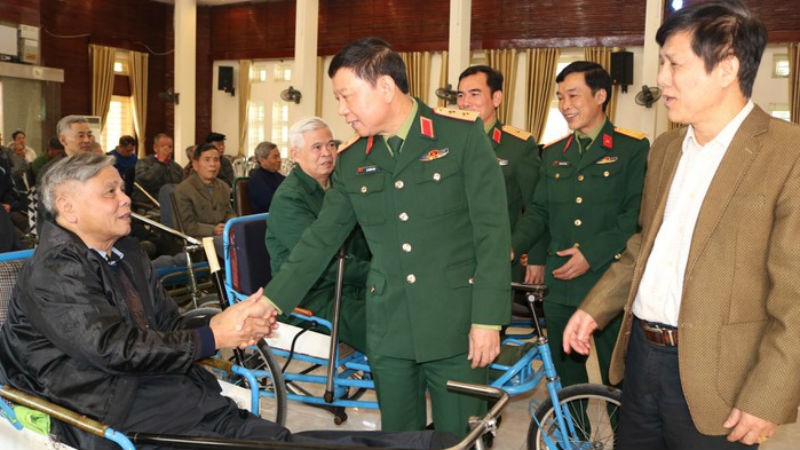 Trung tướng Lê Hiền Vân ân cần hỏi thăm sức khỏe các thương binh Trung tâm Điều dưỡng Thương binh Thuận Thành (Bắc Ninh)