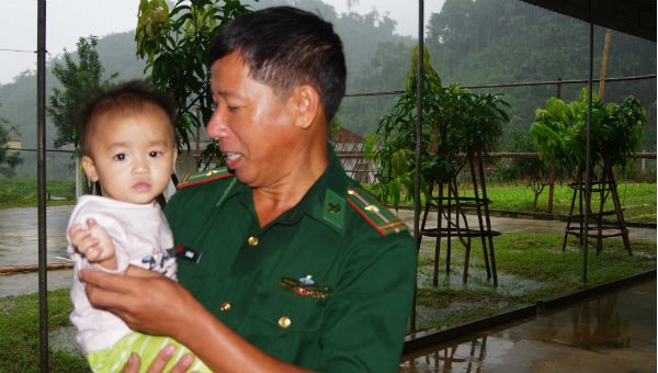 Thiếu tá Lê Văn Hà luôn được nhân dân tin yêu, trẻ con trong bản Huồi Sơn xem bộ đội biên phòng như người thân trong gia đình