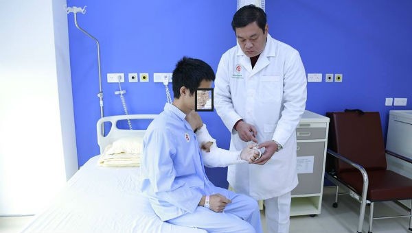 Bác sĩ thăm khám bệnh nhân sau phẫu thuật