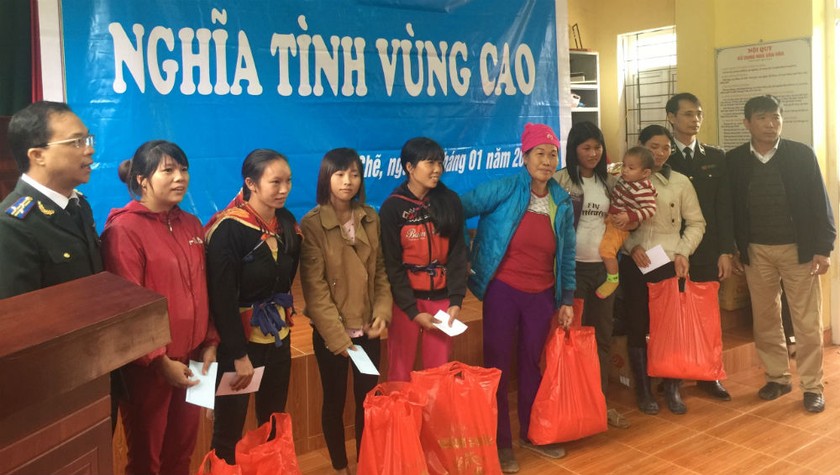 Công đoàn Cục THADS Quảng Ninh tặng quà cho đồng bào có hoàn cảnh khó khăn tại xã vùng cao Nam Sơn, huyện Ba Chẽ.