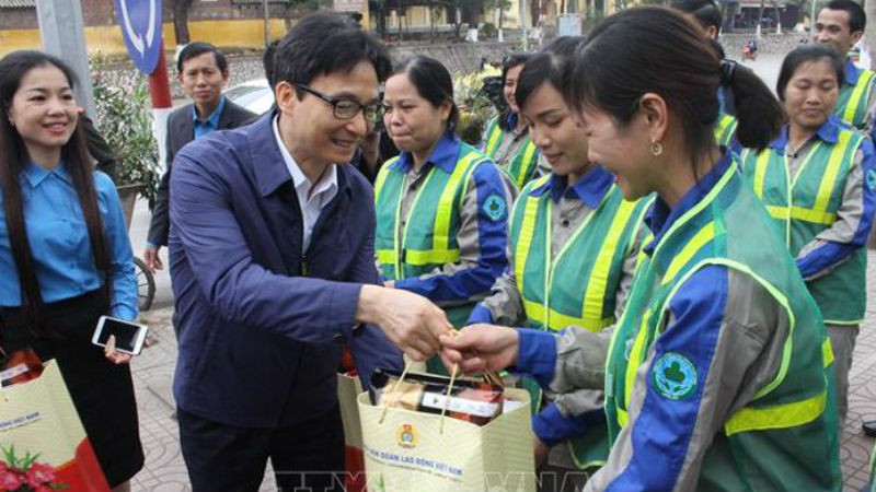 Phó Thủ tướng Vũ Đức Đam tặng quà cho  công nhân, người lao động tỉnh Bắc Giang