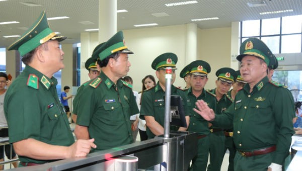 Trung tướng Hoàng Xuân Chiến-Ủy viên Trung ương Đảng, Tư lệnh BĐBP (ngoài cùng bên phải) kiểm tra hệ thống kiểm soát xuất, nhập cảnh tự động tại Cửa khẩu quốc tế Móng Cái (Quảng Ninh). Ảnh: Bảo Hà