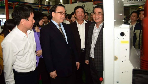 Bí thư Thành ủy Hoàng Trung Hải thăm phân xưởng sản xuất Công ty CP Kỹ thuật Công nghiệp Á Châu