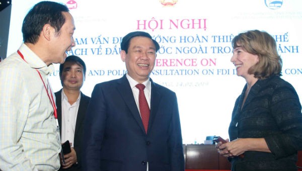 Phó Thủ tướng Vương Đình Huệ trao đổi với các đại biểu tại hộ nghị
