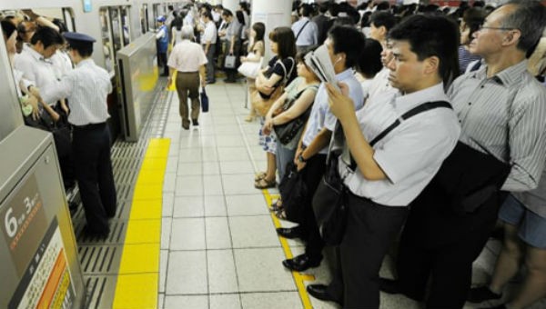 Người dân đứng xếp hàng tại một ga tàu điện ngầm ở Tokyo, Nhật Bản.